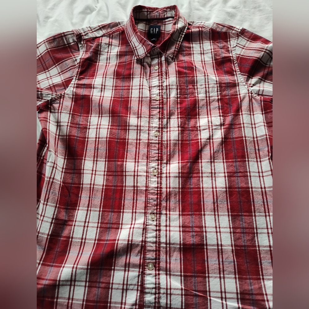 GAP Men's Button Up Shirt. Size XL. Short Sleeves.